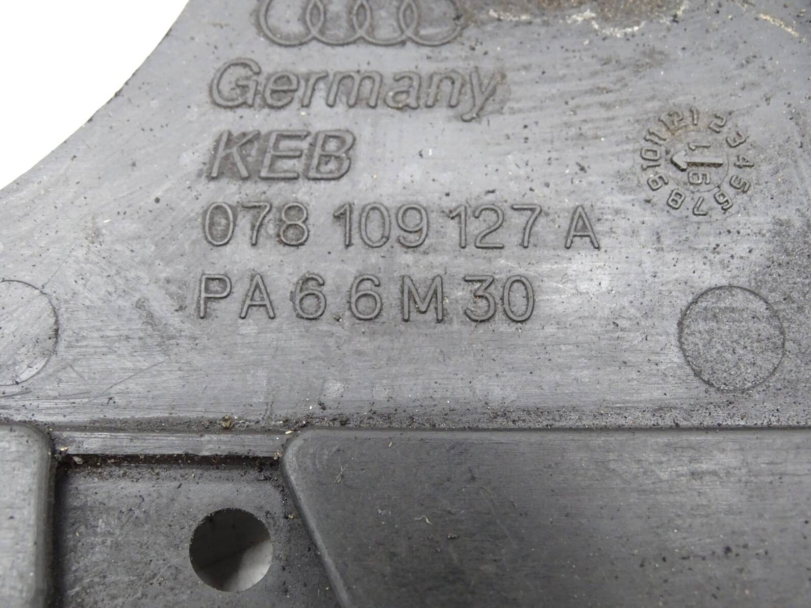 Audi 80, 100, A4 B5, A6, A8, 2.6L V6 Zahnriemenschutz 078109127A – Bild 2