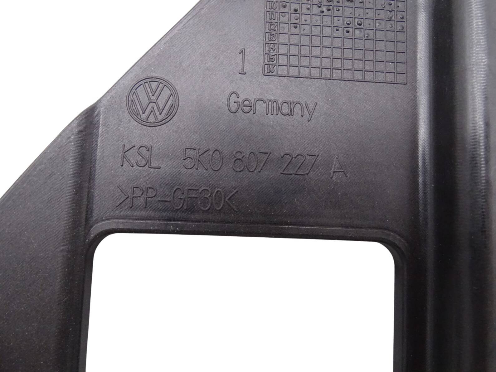 5K0807227A Original VW Golf 6 Führungsstück Stoßfänger links vorne Neu – Bild 2