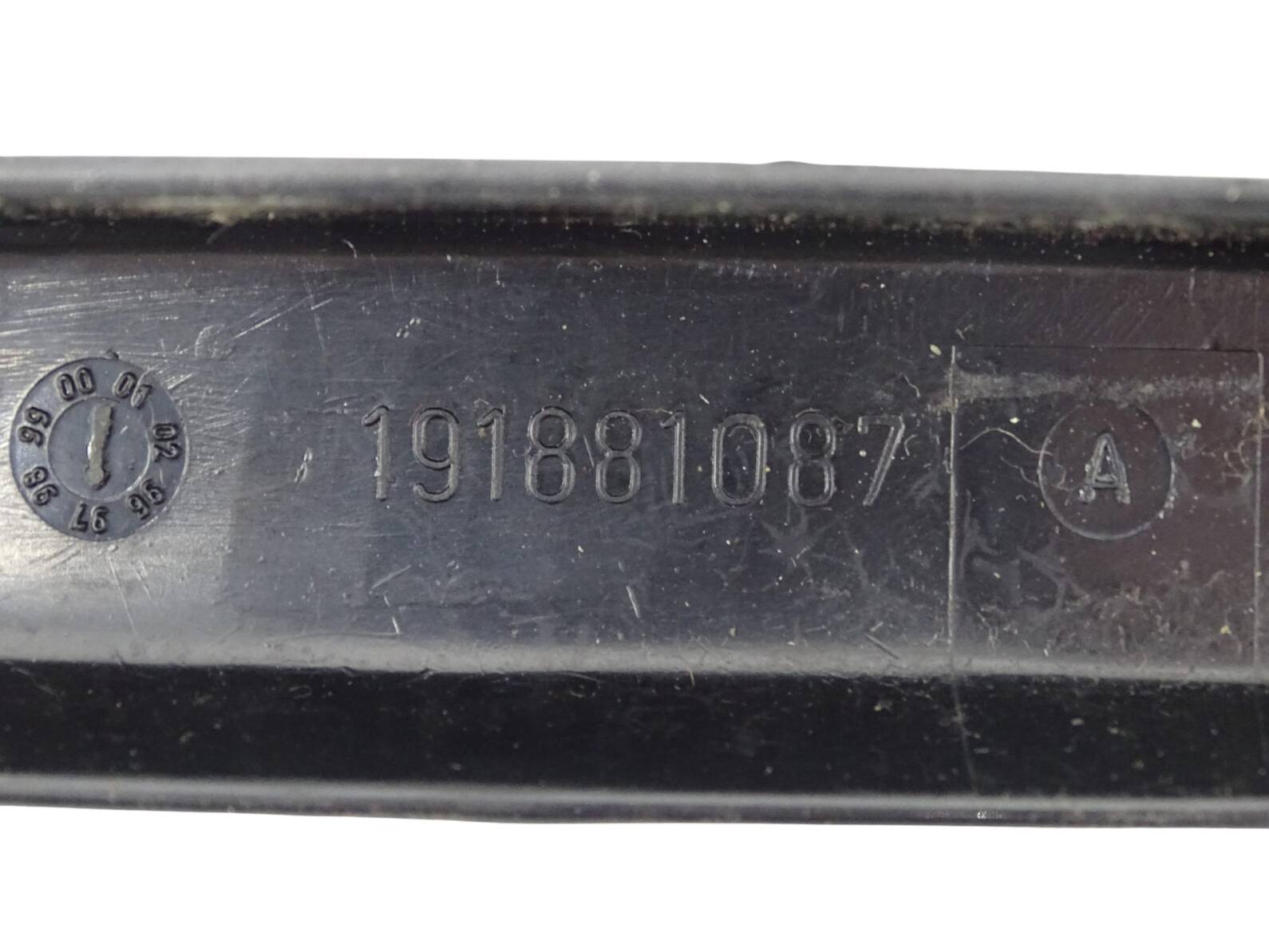 191881087A Audi 50, 80, 100, 200, VW Abdeckung schwarz Sitzschiene Links – Bild 4