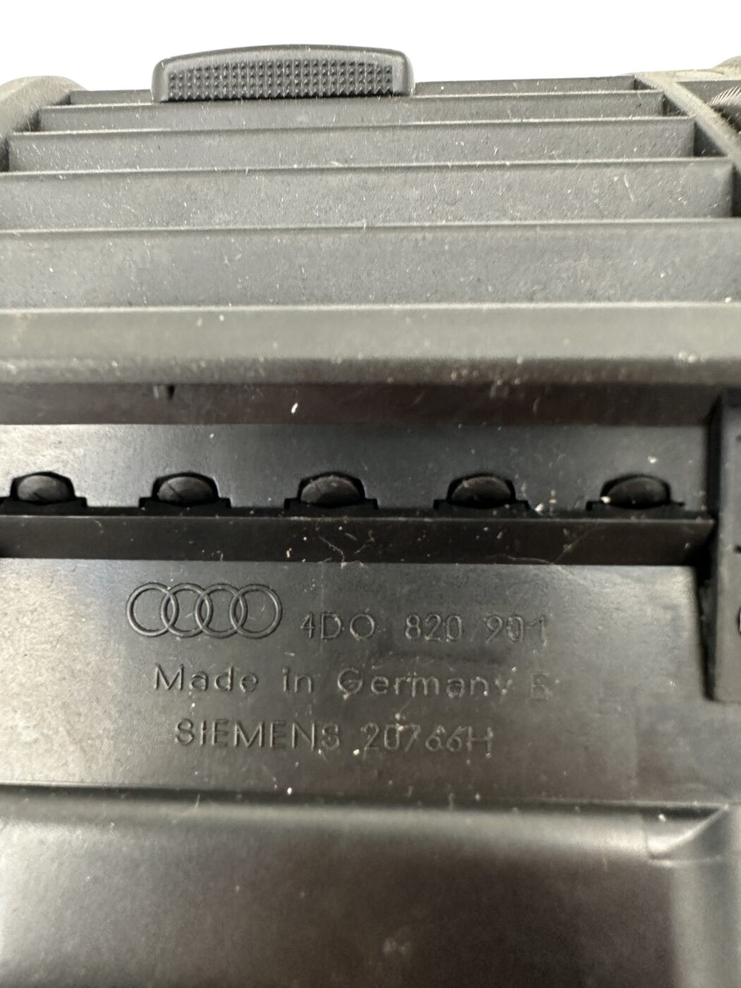 4D0820901 Audi A8 D2 Luftdüse Gitter Vorne Links – Bild 3