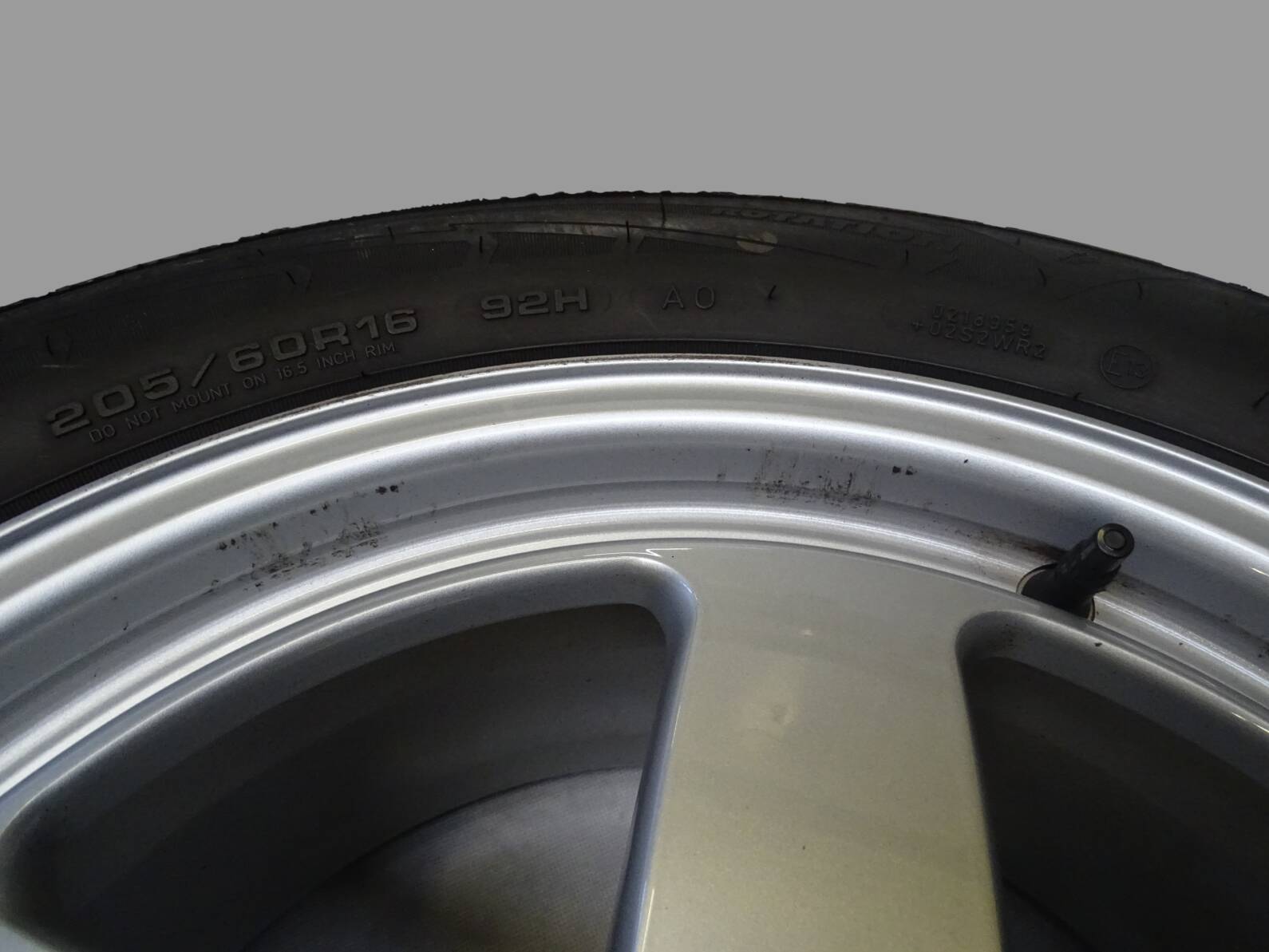 8W0601025 Audi Alufelgensatz 7Jx16 Zoll ET35 silber mit Winterreifen 205/60 R16 Lochkreis 5x112 und Audi Radkappen – Bild 7