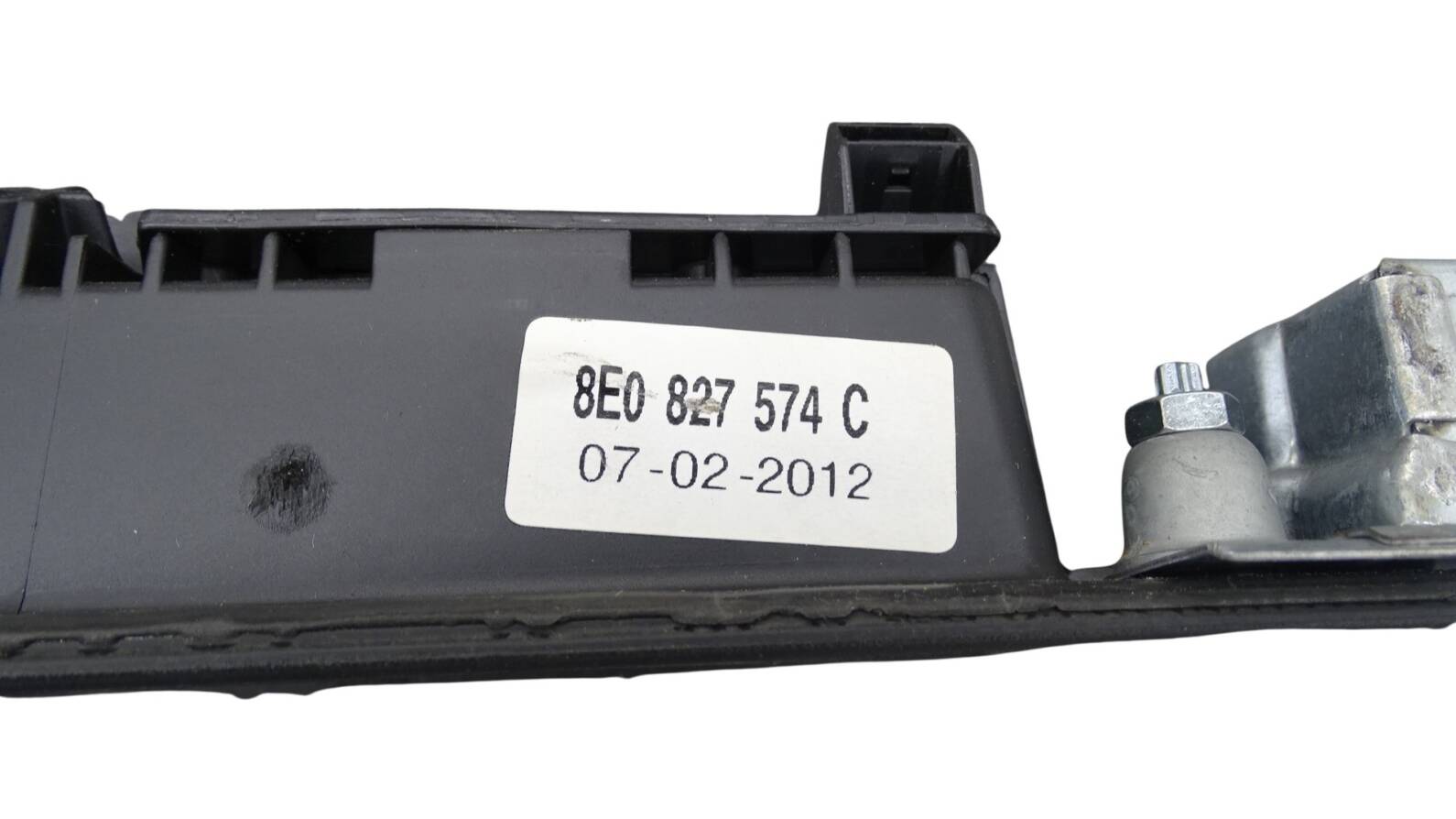 8E0827574C Audi A3 8P A4 8E A5 8T 8F A6 A8 XY Griffleiste Heckklappe Kennzeichen – Bild 4