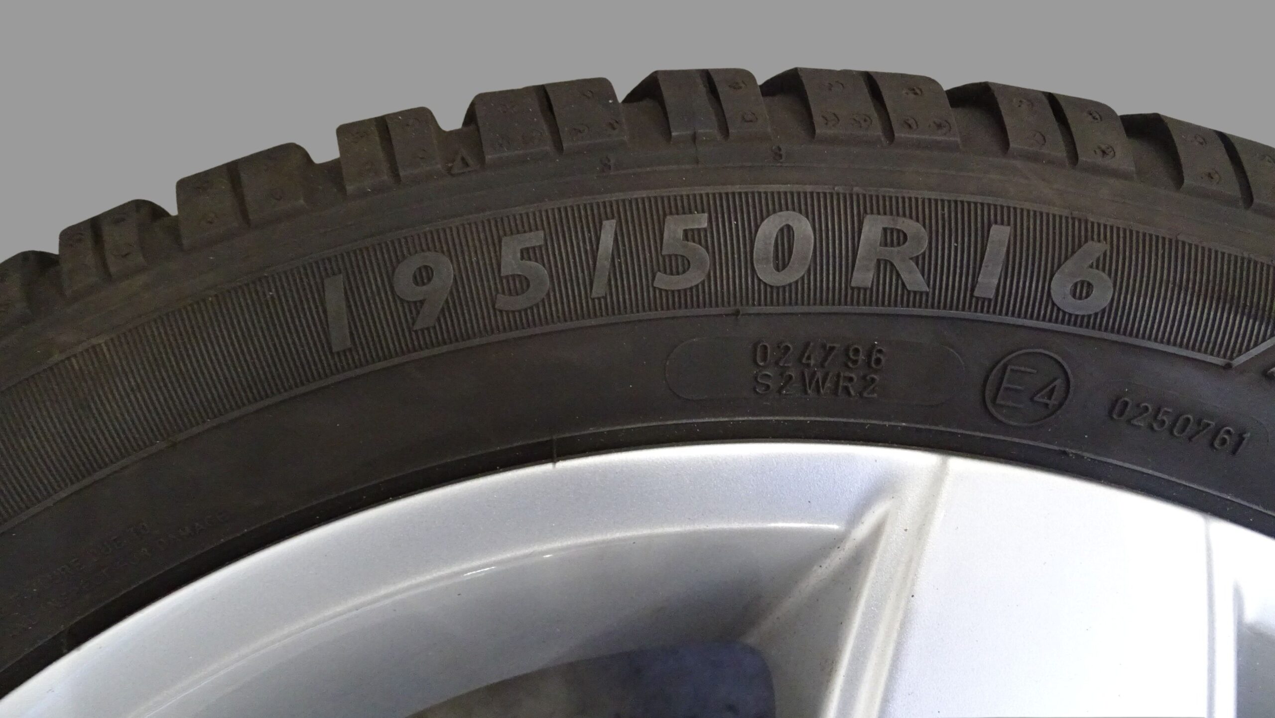 8X0071496 Audi A1 Alufelgen 6Jx16H2 mit Winterreifen 195/50 R16 Lochkreis 5x100 – Bild 6