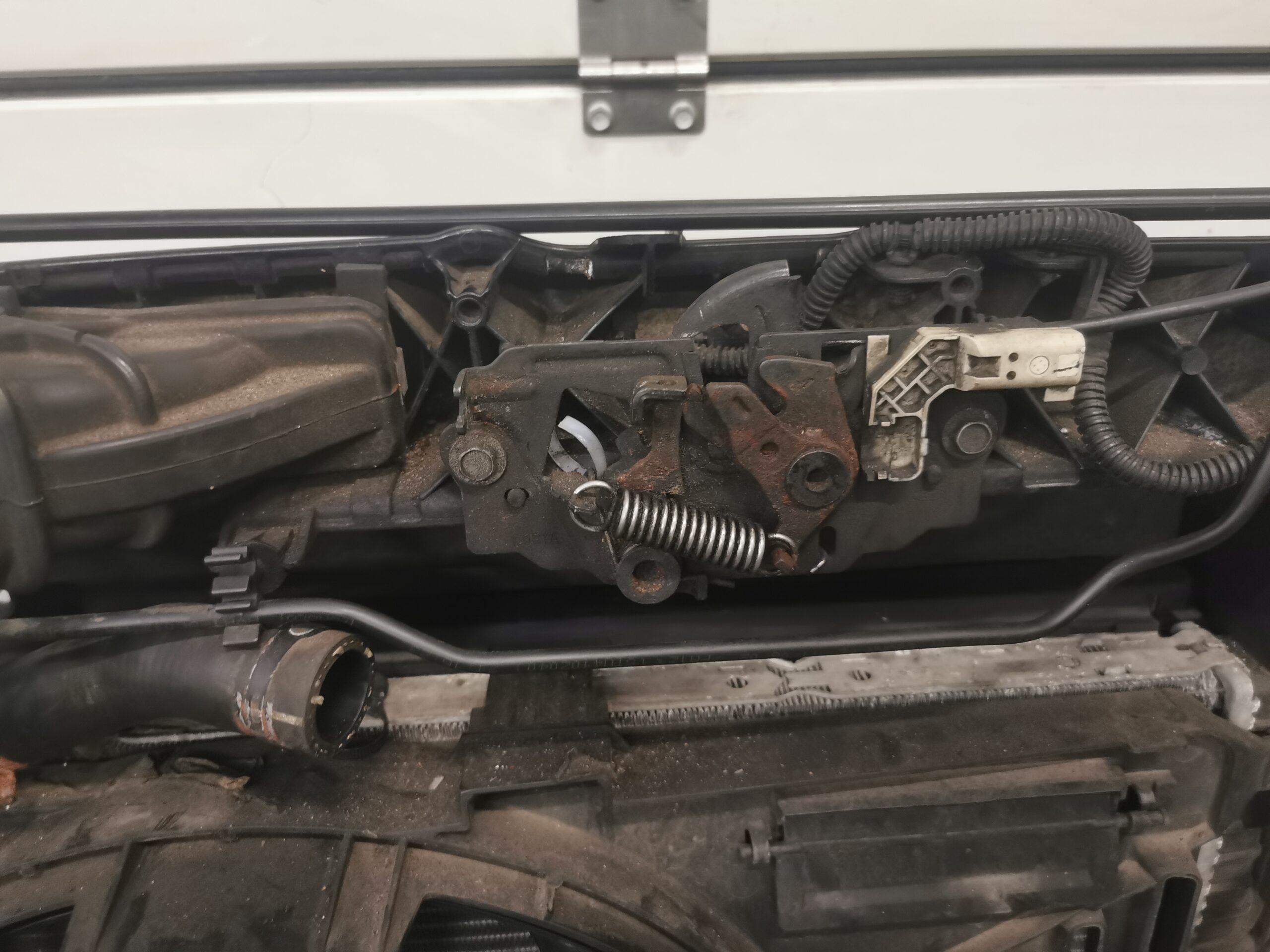 Ford Focus MK3 III Turnier 1,6L TDCi Diesel Schlossträger Frontmaske mit Kühlerpaker – Bild 8