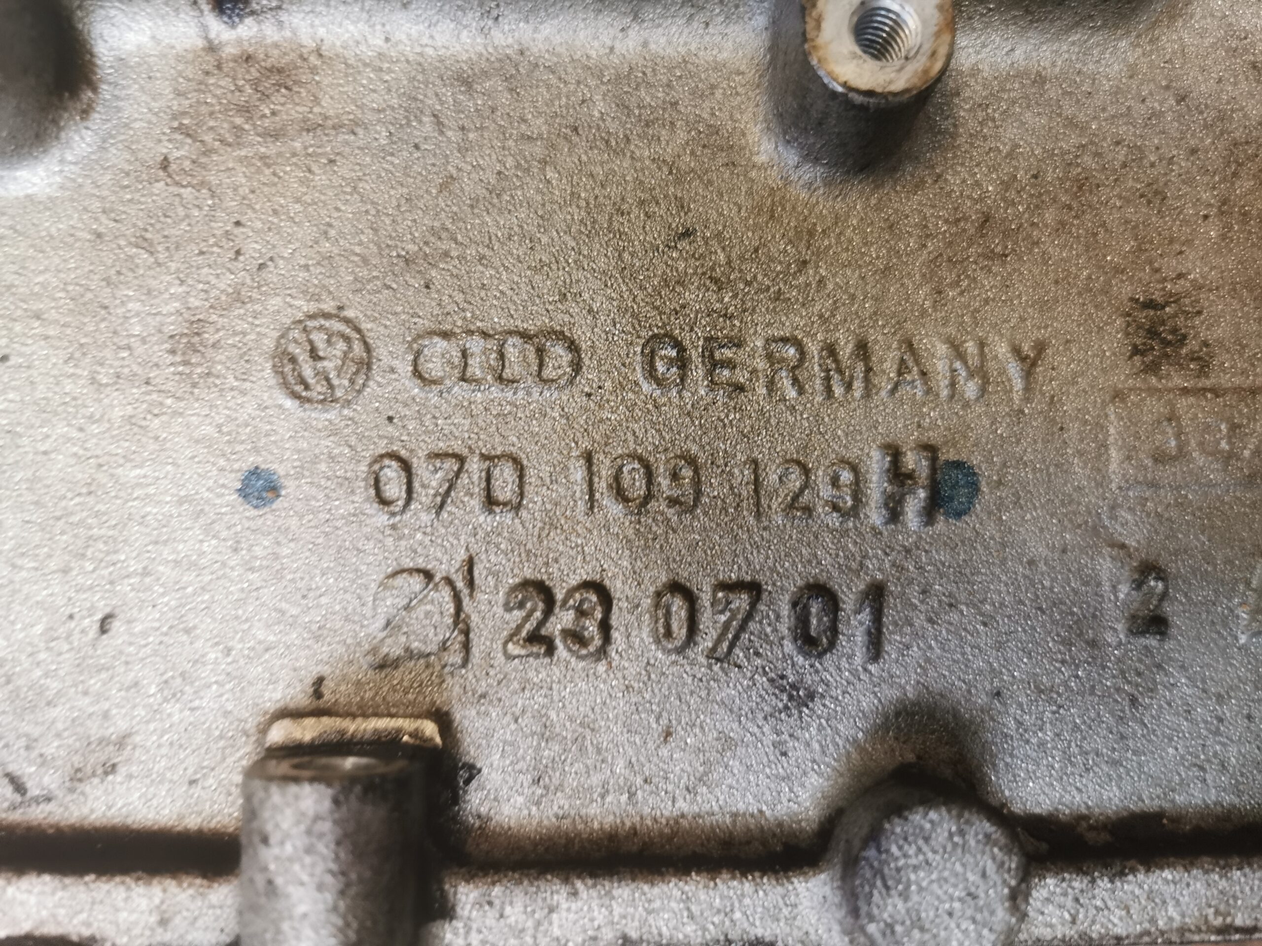 07D109129H VW Passat 3BG 4,0 W8 BDN Stirndeckel links Abdeckung Motorteil – Bild 2