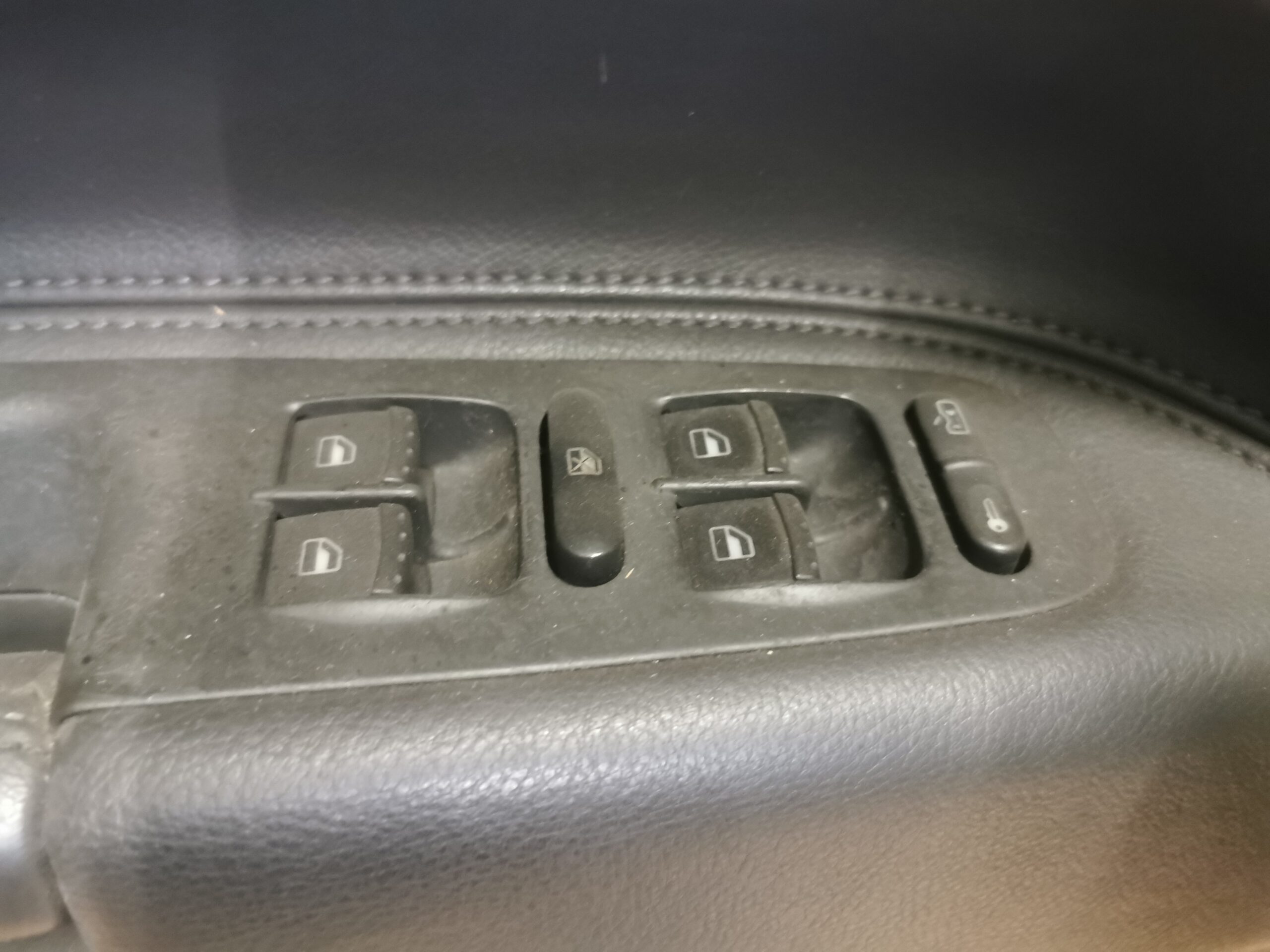 7L6867011 VW Touareg 7L Türverkleidung vorne Links Schwarz Leder mit Holzleiste – Bild 3